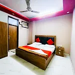 Hotel Bashistha - 2Mint Walk Nizamuddin Railway Station
